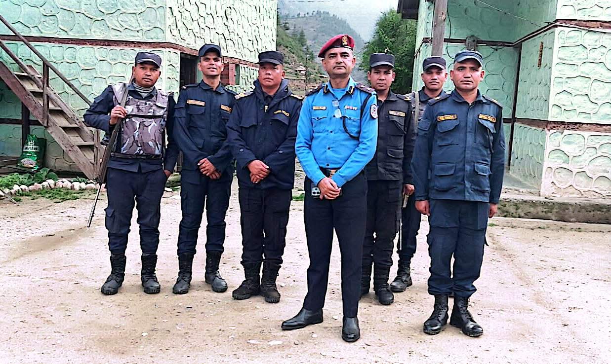 ​जिल्ला प्रहरी प्रमुख दाहालद्वारा विभिन्न प्रहरी चौकीहरूको निरीक्षण: “नागरिकमैत्री सेवामा जोड”