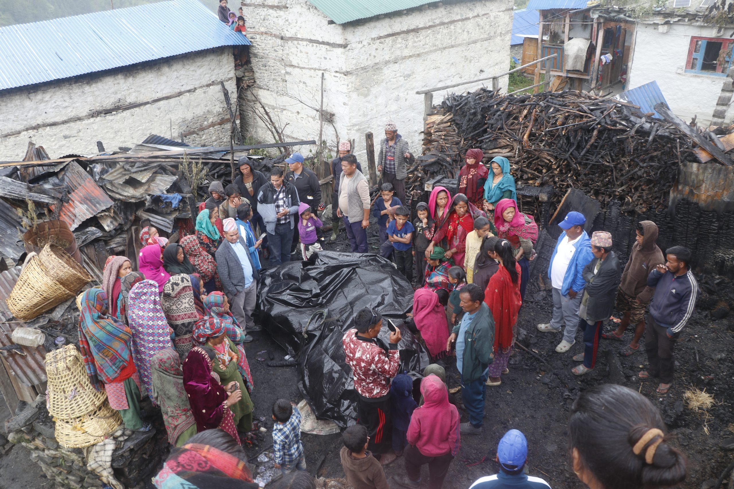 जुम्ला गढीगाउँमा आगलागीबाट पीडित परिवारलाई गाउँपालिकाको तत्काल राहत, पुनःनिर्माणका लागि प्रतिबद्धता